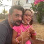 Gülden Avşaroğlu Instagram - Dayılar gibi DAYI OLMAK … bazen kardeş bazen abi olmak :) bazen sırdaş ama hep yoldaş olmak mı … hemen telefonun ucunda olmak … avaz avaz kavga etmek … ama kirazla baş edemeyince ara celil dayını diyebilmek … hatta biz kavga ederken Kiraz ın sana gizli gizli ben senin tarafımdayım diye mesaj atmasına gözlerimin dolması :) öyle böyle 20 seneyi doldurduk bak ikimiz de saçları ağarttık 🫣 iyi ki doğdun Celil Dayı :) çooook yaşaaa ve sağlıklı yaşa 🧿🧿🧿🧿 @celilnalcakan 💫
