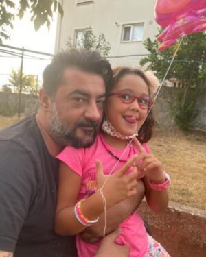 Gülden Avşaroğlu Instagram - Dayılar gibi DAYI OLMAK … bazen kardeş bazen abi olmak :) bazen sırdaş ama hep yoldaş olmak mı … hemen telefonun ucunda olmak … avaz avaz kavga etmek … ama kirazla  baş edemeyince ara celil dayını diyebilmek … hatta biz kavga ederken Kiraz ın sana gizli gizli ben senin tarafımdayım diye mesaj atmasına gözlerimin dolması :) öyle böyle 20 seneyi doldurduk bak ikimiz de saçları ağarttık 🫣 iyi ki doğdun Celil Dayı :) çooook yaşaaa ve sağlıklı yaşa 🧿🧿🧿🧿 @celilnalcakan 💫