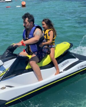Gülden Avşaroğlu Instagram - Dayılar gibi DAYI OLMAK … bazen kardeş bazen abi olmak :) bazen sırdaş ama hep yoldaş olmak mı … hemen telefonun ucunda olmak … avaz avaz kavga etmek … ama kirazla  baş edemeyince ara celil dayını diyebilmek … hatta biz kavga ederken Kiraz ın sana gizli gizli ben senin tarafımdayım diye mesaj atmasına gözlerimin dolması :) öyle böyle 20 seneyi doldurduk bak ikimiz de saçları ağarttık 🫣 iyi ki doğdun Celil Dayı :) çooook yaşaaa ve sağlıklı yaşa 🧿🧿🧿🧿 @celilnalcakan 💫