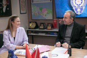Gülden Avşaroğlu Instagram - Canım Savcım Belgin 💙  ne güzel geldin hayatıma ,nefes aldırdın , neşe kattın. 🦋 @arkasokaklarofficial ailesi bunca zaman sonra belgine kısmetmiş buluşmamız.  Sevgili @ozanyurdakul kalemine sağlık çok istemiştim polis oynamayı bu karakterle biraz olsun hevesimi aldım 🦋 sevgili hocam @orhansoguz 24 sene sonra yeniden buluştuk , ne güzel oldu , beni sevgiyle kanatlarınızın altına aldınız ❣️kalbinize sağlık .. canım @zergin birlikte oynamak şerefine nail oldum çok da mutlu oldum 🦋 ve tüm arka sokakların şahane oyuncuları , sabırlı ekip arkadaşlarım … bana sabrettiniz gönlünüze sağlık 💖 @yilmaz.ekmekci  her zaman desteğinle yanımdasın iyi ki 🌟arkadaşım @ozeerten beni ne güzel idare ettin bitanesin 🍀 @cevherucan artık kiraz dan kaçamazsın 🫣 ve tabiiii @arzuegmir kardeşimmmm her şey kiraz için sloganıyla bana yine hızır gibi yettin 💖 iyi ki varsın 🍀 dilerim bir yerde yine sizinle yollarımız kesişir 🙏 eeee ne demişlerrr “komiserim adam tam bi pislik çıktı “ 🤣