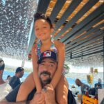 Gülden Avşaroğlu Instagram - Dayılar gibi DAYI OLMAK … bazen kardeş bazen abi olmak :) bazen sırdaş ama hep yoldaş olmak mı … hemen telefonun ucunda olmak … avaz avaz kavga etmek … ama kirazla baş edemeyince ara celil dayını diyebilmek … hatta biz kavga ederken Kiraz ın sana gizli gizli ben senin tarafımdayım diye mesaj atmasına gözlerimin dolması :) öyle böyle 20 seneyi doldurduk bak ikimiz de saçları ağarttık 🫣 iyi ki doğdun Celil Dayı :) çooook yaşaaa ve sağlıklı yaşa 🧿🧿🧿🧿 @celilnalcakan 💫