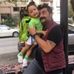Gülden Avşaroğlu Instagram - Dayılar gibi DAYI OLMAK … bazen kardeş bazen abi olmak :) bazen sırdaş ama hep yoldaş olmak mı … hemen telefonun ucunda olmak … avaz avaz kavga etmek … ama kirazla baş edemeyince ara celil dayını diyebilmek … hatta biz kavga ederken Kiraz ın sana gizli gizli ben senin tarafımdayım diye mesaj atmasına gözlerimin dolması :) öyle böyle 20 seneyi doldurduk bak ikimiz de saçları ağarttık 🫣 iyi ki doğdun Celil Dayı :) çooook yaşaaa ve sağlıklı yaşa 🧿🧿🧿🧿 @celilnalcakan 💫