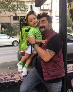 Gülden Avşaroğlu Instagram - Dayılar gibi DAYI OLMAK … bazen kardeş bazen abi olmak :) bazen sırdaş ama hep yoldaş olmak mı … hemen telefonun ucunda olmak … avaz avaz kavga etmek … ama kirazla  baş edemeyince ara celil dayını diyebilmek … hatta biz kavga ederken Kiraz ın sana gizli gizli ben senin tarafımdayım diye mesaj atmasına gözlerimin dolması :) öyle böyle 20 seneyi doldurduk bak ikimiz de saçları ağarttık 🫣 iyi ki doğdun Celil Dayı :) çooook yaşaaa ve sağlıklı yaşa 🧿🧿🧿🧿 @celilnalcakan 💫