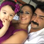 Gülden Avşaroğlu Instagram - Dayılar gibi DAYI OLMAK … bazen kardeş bazen abi olmak :) bazen sırdaş ama hep yoldaş olmak mı … hemen telefonun ucunda olmak … avaz avaz kavga etmek … ama kirazla baş edemeyince ara celil dayını diyebilmek … hatta biz kavga ederken Kiraz ın sana gizli gizli ben senin tarafımdayım diye mesaj atmasına gözlerimin dolması :) öyle böyle 20 seneyi doldurduk bak ikimiz de saçları ağarttık 🫣 iyi ki doğdun Celil Dayı :) çooook yaşaaa ve sağlıklı yaşa 🧿🧿🧿🧿 @celilnalcakan 💫