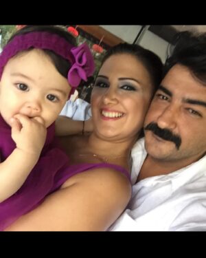 Gülden Avşaroğlu Instagram - Dayılar gibi DAYI OLMAK … bazen kardeş bazen abi olmak :) bazen sırdaş ama hep yoldaş olmak mı … hemen telefonun ucunda olmak … avaz avaz kavga etmek … ama kirazla  baş edemeyince ara celil dayını diyebilmek … hatta biz kavga ederken Kiraz ın sana gizli gizli ben senin tarafımdayım diye mesaj atmasına gözlerimin dolması :) öyle böyle 20 seneyi doldurduk bak ikimiz de saçları ağarttık 🫣 iyi ki doğdun Celil Dayı :) çooook yaşaaa ve sağlıklı yaşa 🧿🧿🧿🧿 @celilnalcakan 💫