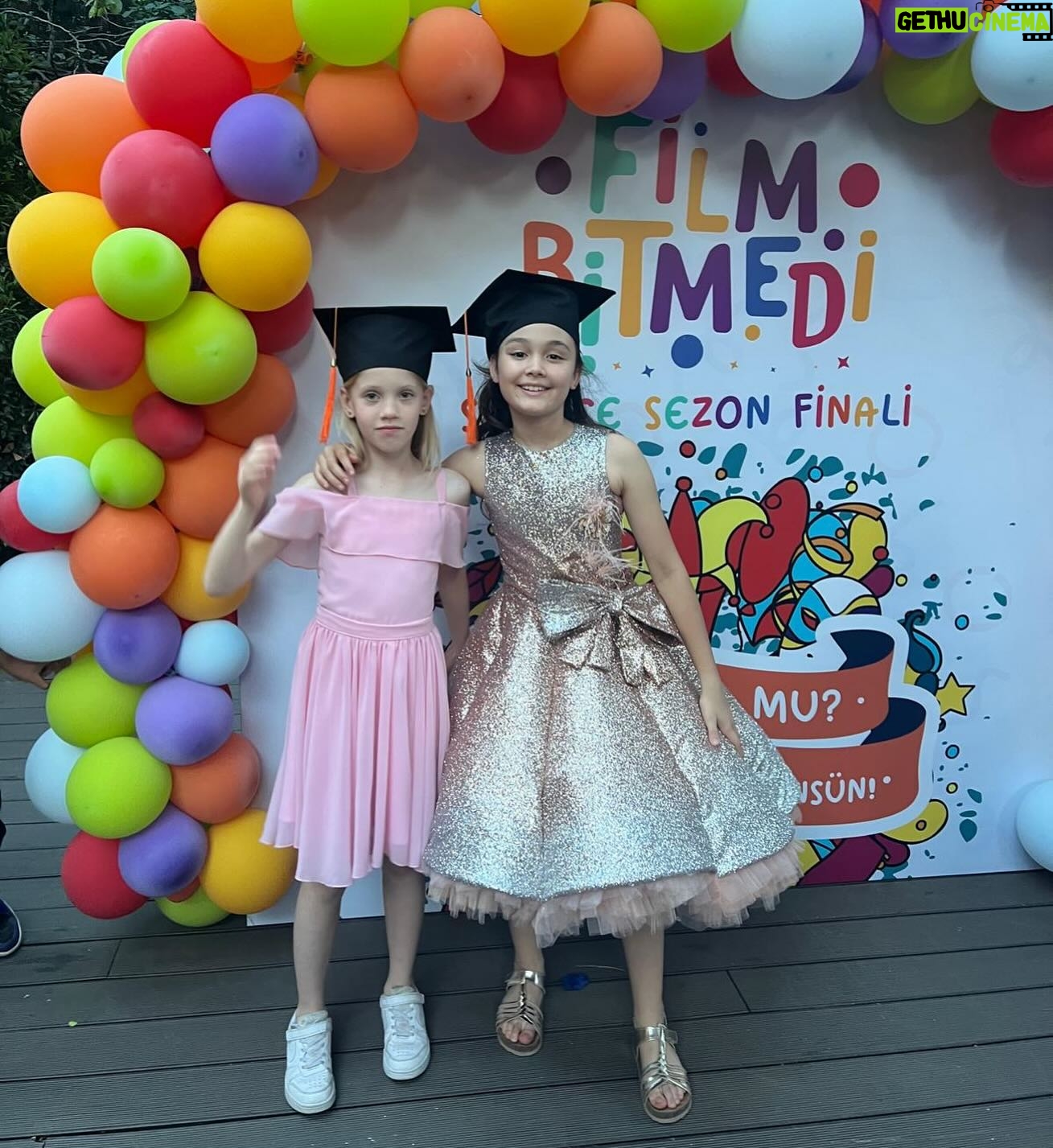 Gülden Avşaroğlu Instagram - 1. Sınıfta online eğitimde ekran başı sohbetleriniz dün gibi 🧿🧿🧿 @miranda.dohoda 😢😢😢