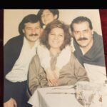 Gülden Avşaroğlu Instagram - Gitti çocukluğumun bir çınarı daha. Babamın bin yıllık dostu. O varsa bir yerlerde ben çocukken moda da orası güvenli bölgeydi benim için. Baba yarısıydı bana. Ne günler gördük ailece. Ailemizin vazgeçilmez parçasıydı. Yaramaz çocuktu hep. Modanın yakışıklısıydı. Beraber lunaparka giderdik ; benimle makinelere binerdi aslan gibi :) ama sonra o kusardı fena olurdu ben ona gülerdim. Kim daha çocuktu 🤭her hafta sonu koço , şiribom , colombo …az çekmedi babamın kahrını son güne dek. Şimdi kavuştunuz daltonların 2. Ve 3. Kahramanları 🦋 Ah Aydın Amcam kelimeler ardından yetersiz şimdi.