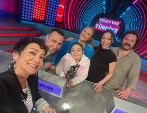 Gülden Avşaroğlu Instagram - Eğlenmek dediğin 🤣 @cevapverturkiye 🍀