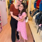 Gülden Avşaroğlu Instagram - Ahhh kelimeler yetmez sevgimizi , güvenimizi anlatmaya 🦋 Kiraz bugün mezun olduğu anaokulunu ziyarete gitti. Yine kocaman sevgileriyle karşıladı bizi öğretmenlerimiz. 3 yaşındaydı o kapıdan girdiğinde … emziğiyle :) şimdi ilkokulu bitiriyor. @denizatiogretmenleri onu her zaman sevgiyle ve özveriyle yetiştirdiler . Bugün onları görünce gözyaşlarıma hakim olamadım. Doya doya sarıldım. İyi ki sizinle başladık bu hayata. İyi ki varsınız @ayseozkanbayramoglu @aycatelci @bmrcan @demet_liva @_edaat_ 🧿🧿🧿