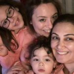 Gülden Avşaroğlu Instagram - Ahhh ahh anlatılmaz yaşanır bi durum bizimki … uzak ama elele daima .. saniyede kaldığı yerden devam eden artık bir kirpik hamlesiyle anlaşabildiğimiz bir seviye :) bacım ahretliğim ne diyim işte iyi ki doğdun iyi ki benim sedam oldun :) sedam işte. Kısa , öz ve net !!! Seviyorum seni biliyosun :) tamam şımarma 44 oldun 🤣🤣🤣 bi ağır dur bi ciddi dur 🤣🤣🤣🧿🧿🧿