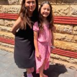 Gülden Avşaroğlu Instagram - Ahhh kelimeler yetmez sevgimizi , güvenimizi anlatmaya 🦋 Kiraz bugün mezun olduğu anaokulunu ziyarete gitti. Yine kocaman sevgileriyle karşıladı bizi öğretmenlerimiz. 3 yaşındaydı o kapıdan girdiğinde … emziğiyle :) şimdi ilkokulu bitiriyor. @denizatiogretmenleri onu her zaman sevgiyle ve özveriyle yetiştirdiler . Bugün onları görünce gözyaşlarıma hakim olamadım. Doya doya sarıldım. İyi ki sizinle başladık bu hayata. İyi ki varsınız @ayseozkanbayramoglu @aycatelci @bmrcan @demet_liva @_edaat_ 🧿🧿🧿