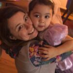 Gülden Avşaroğlu Instagram - Ahhh ahh anlatılmaz yaşanır bi durum bizimki … uzak ama elele daima .. saniyede kaldığı yerden devam eden artık bir kirpik hamlesiyle anlaşabildiğimiz bir seviye :) bacım ahretliğim ne diyim işte iyi ki doğdun iyi ki benim sedam oldun :) sedam işte. Kısa , öz ve net !!! Seviyorum seni biliyosun :) tamam şımarma 44 oldun 🤣🤣🤣 bi ağır dur bi ciddi dur 🤣🤣🤣🧿🧿🧿