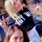 Gülden Avşaroğlu Instagram - Ahhh ahh anlatılmaz yaşanır bi durum bizimki … uzak ama elele daima .. saniyede kaldığı yerden devam eden artık bir kirpik hamlesiyle anlaşabildiğimiz bir seviye :) bacım ahretliğim ne diyim işte iyi ki doğdun iyi ki benim sedam oldun :) sedam işte. Kısa , öz ve net !!! Seviyorum seni biliyosun :) tamam şımarma 44 oldun 🤣🤣🤣 bi ağır dur bi ciddi dur 🤣🤣🤣🧿🧿🧿