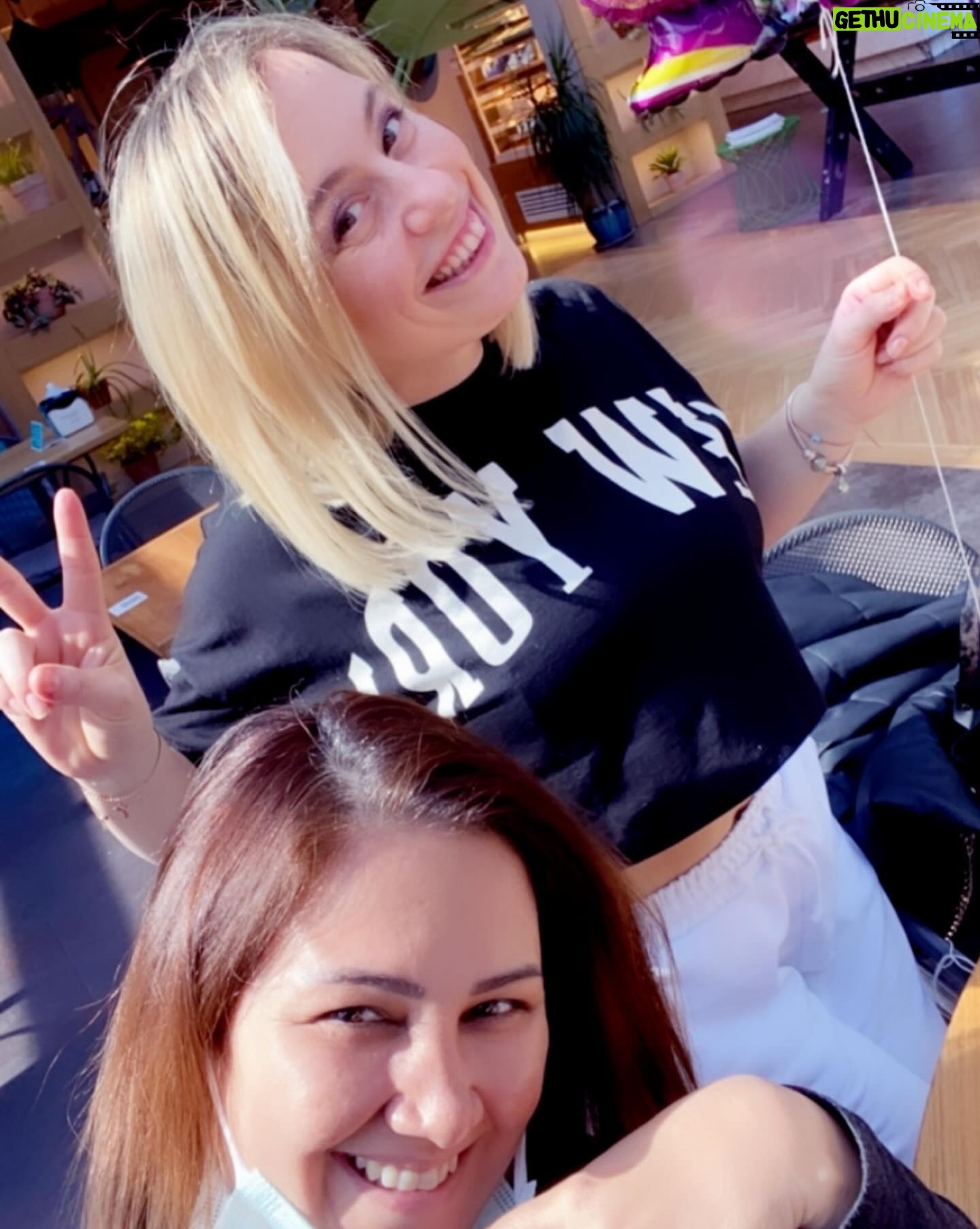 Gülden Avşaroğlu Instagram - Ahhh ahh anlatılmaz yaşanır bi durum bizimki … uzak ama elele daima .. saniyede kaldığı yerden devam eden artık bir kirpik hamlesiyle anlaşabildiğimiz bir seviye :) bacım ahretliğim ne diyim işte iyi ki doğdun iyi ki benim sedam oldun :) sedam işte. Kısa , öz ve net !!! Seviyorum seni biliyosun :) tamam şımarma 44 oldun 🤣🤣🤣 bi ağır dur bi ciddi dur 🤣🤣🤣🧿🧿🧿