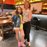 Gülden Avşaroğlu Instagram - 4 senedir Kiraz ın tüm dersleriyle büyük bir sevgi ve özveriyle ilgilenen Müyesser Öğretmenimiz ❤️ duygularımız minnetimiz kelimelerle tarif edilemez. Hem şefkati hem çabası paha biçilemez. Kiraz a verdiği güven … ah işte o güven dünyalara değişilmez ❤️ Kiraz önce Müyesser Öğretmen den mezun oldu bu akşam. Beraber kutladık ❤️‍🔥 iyi ki varsınız. Dualarda bahsedilen “Allah iyi insanlarla karşılaştırsın “ temennisinin karşılığısınız. Sizi çok seviyoruz 🧿🧿🧿