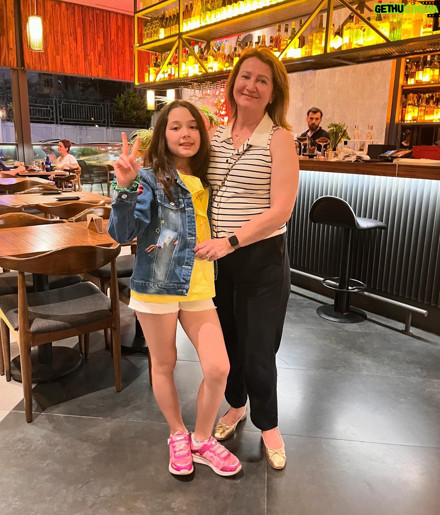 Gülden Avşaroğlu Instagram - 4 senedir Kiraz ın tüm dersleriyle büyük bir sevgi ve özveriyle ilgilenen Müyesser Öğretmenimiz ❤️ duygularımız minnetimiz kelimelerle tarif edilemez. Hem şefkati hem çabası paha biçilemez. Kiraz a verdiği güven … ah işte o güven dünyalara değişilmez ❤️ Kiraz önce Müyesser Öğretmen den mezun oldu bu akşam. Beraber kutladık ❤️🔥 iyi ki varsınız. Dualarda bahsedilen “Allah iyi insanlarla karşılaştırsın “ temennisinin karşılığısınız. Sizi çok seviyoruz 🧿🧿🧿
