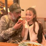 Gülden Avşaroğlu Instagram - Dayılar gibi DAYI OLMAK … bazen kardeş bazen abi olmak :) bazen sırdaş ama hep yoldaş olmak mı … hemen telefonun ucunda olmak … avaz avaz kavga etmek … ama kirazla baş edemeyince ara celil dayını diyebilmek … hatta biz kavga ederken Kiraz ın sana gizli gizli ben senin tarafımdayım diye mesaj atmasına gözlerimin dolması :) öyle böyle 20 seneyi doldurduk bak ikimiz de saçları ağarttık 🫣 iyi ki doğdun Celil Dayı :) çooook yaşaaa ve sağlıklı yaşa 🧿🧿🧿🧿 @celilnalcakan 💫