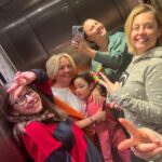 Gülden Avşaroğlu Instagram - Ahhh ahh anlatılmaz yaşanır bi durum bizimki … uzak ama elele daima .. saniyede kaldığı yerden devam eden artık bir kirpik hamlesiyle anlaşabildiğimiz bir seviye :) bacım ahretliğim ne diyim işte iyi ki doğdun iyi ki benim sedam oldun :) sedam işte. Kısa , öz ve net !!! Seviyorum seni biliyosun :) tamam şımarma 44 oldun 🤣🤣🤣 bi ağır dur bi ciddi dur 🤣🤣🤣🧿🧿🧿
