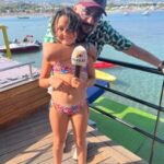 Gülden Avşaroğlu Instagram - Dayılar gibi DAYI OLMAK … bazen kardeş bazen abi olmak :) bazen sırdaş ama hep yoldaş olmak mı … hemen telefonun ucunda olmak … avaz avaz kavga etmek … ama kirazla baş edemeyince ara celil dayını diyebilmek … hatta biz kavga ederken Kiraz ın sana gizli gizli ben senin tarafımdayım diye mesaj atmasına gözlerimin dolması :) öyle böyle 20 seneyi doldurduk bak ikimiz de saçları ağarttık 🫣 iyi ki doğdun Celil Dayı :) çooook yaşaaa ve sağlıklı yaşa 🧿🧿🧿🧿 @celilnalcakan 💫