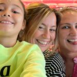 Gülden Avşaroğlu Instagram - Ahhh ahh anlatılmaz yaşanır bi durum bizimki … uzak ama elele daima .. saniyede kaldığı yerden devam eden artık bir kirpik hamlesiyle anlaşabildiğimiz bir seviye :) bacım ahretliğim ne diyim işte iyi ki doğdun iyi ki benim sedam oldun :) sedam işte. Kısa , öz ve net !!! Seviyorum seni biliyosun :) tamam şımarma 44 oldun 🤣🤣🤣 bi ağır dur bi ciddi dur 🤣🤣🤣🧿🧿🧿
