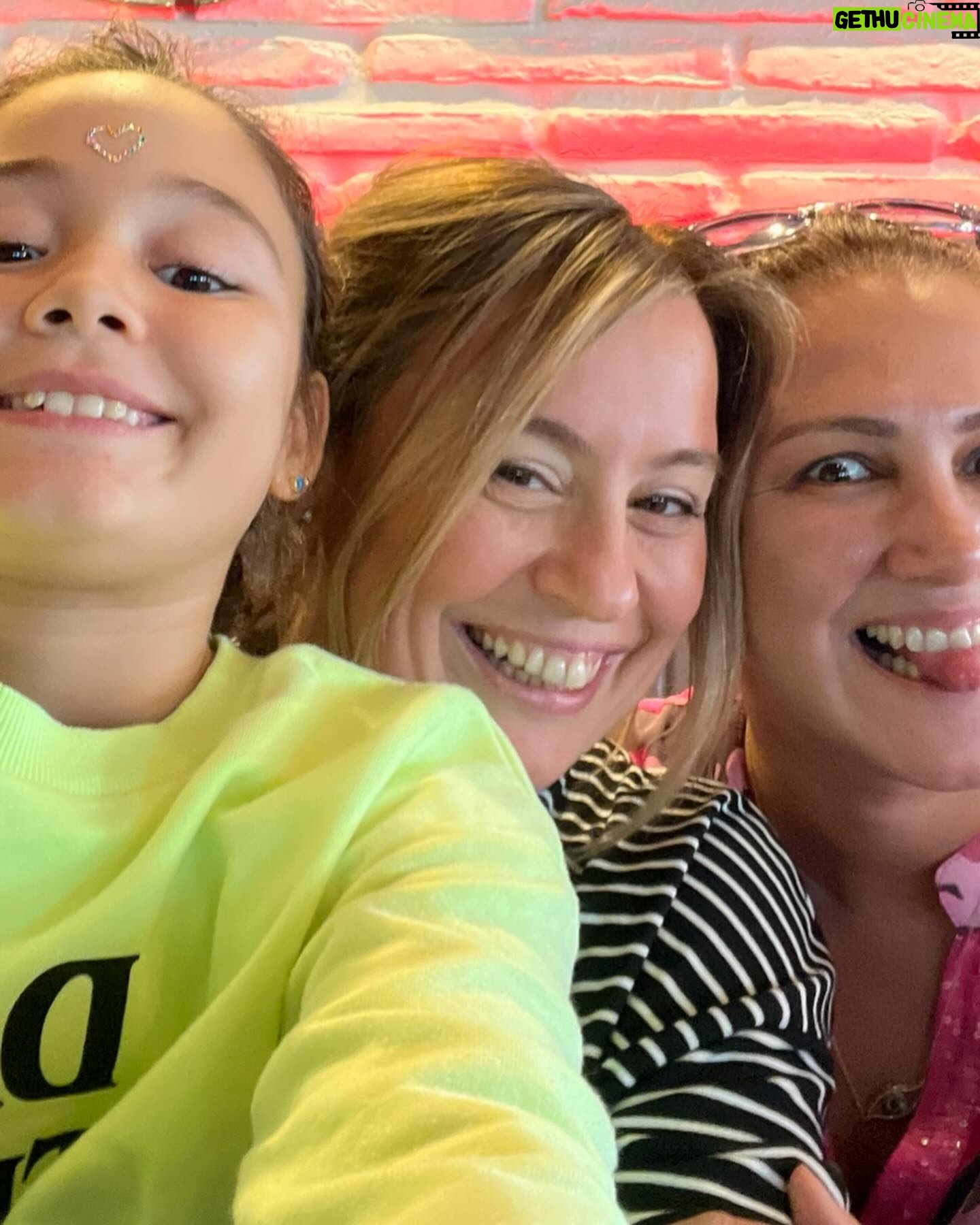Gülden Avşaroğlu Instagram - Ahhh ahh anlatılmaz yaşanır bi durum bizimki … uzak ama elele daima .. saniyede kaldığı yerden devam eden artık bir kirpik hamlesiyle anlaşabildiğimiz bir seviye :) bacım ahretliğim ne diyim işte iyi ki doğdun iyi ki benim sedam oldun :) sedam işte. Kısa , öz ve net !!! Seviyorum seni biliyosun :) tamam şımarma 44 oldun 🤣🤣🤣 bi ağır dur bi ciddi dur 🤣🤣🤣🧿🧿🧿