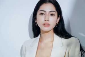 Gabby Instagram - @vocemagazine 旅コスメや黒髪ロングを綺麗に保つマストアイテムなど‼︎ 美容についてたっぷり紹介してます🧳💕 インタビュー記事もUPされたのでぜひ見てください🫶