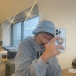 Gabee Instagram - 삼십 대쯤 되니 내가 나에 대해서 아주 잘 알고 있다고 생각하게 되었다, 내가 뭘 좋아하는지 내가 뭘 싫어하는지, 내가 어떤 사람이고 어떤 성향인지, 내가 보통 어떻게 생각하고 어떻게 행동하는지에 대한 그런 것들,,, 나는 나에 대해 거의 완벽하게 파악하고 있다고 생각했다. 그런데 참 이상하다, 전엔 싫었던 것들이 좋아지기 시작하고, 전엔 그러지 않았는데 그러게 된 것들이 생기기 시작한다. 이해가 되지 않았던 것들이 또 하나둘씩 이해가 되기도 한다. 그런 것들이 늘어가기 시작하면서 ‘아, 나 이런 것도 좋아하는 사람이구나’ ‘내가 이런 마음도 있구나‘ 하고 생각하게 된다. 그러한 것들이 나의 또 다른 취미가 되고 취향이 되는데 그것이 삶을 참 다채롭고 풍성하게 만들어주는구나 하고 느꼈다. 결론은 31살이 되어서도 새로운 내 모습을 발견하는 재미는 대단하다는 것이다… 생각난 것을 끄적여 보았는데 글솜씨가 없어 마무리를 못 짓겠다,,, 이것도 새로이 알게 된 나의 모습,,, 하여튼,,, 그럼,,, 이만