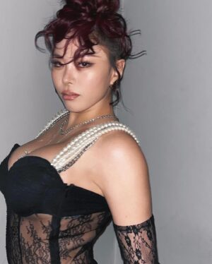Gabee Instagram - Tonights the night🖤🐈‍⬛🌙
Hair @sinwoogie 
Makeup @pjuuuq 
Styling @doooho @nareyhnuy @yzbebe