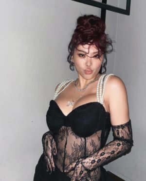 Gabee Instagram - Tonights the night🖤🐈‍⬛🌙
Hair @sinwoogie 
Makeup @pjuuuq 
Styling @doooho @nareyhnuy @yzbebe