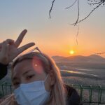 Gabee Instagram - 여러분 새해복 많이 받으세요! 전 2023년에도 일출보러 왔어요☀️ 새해 일출을 보는게 어느 순간부터 저에겐 꼭 해야하는 연례행사가 되어버렸어요. 새해 일출 보면서 비는 소원은 진짜 이루워지는거 같거든요🤔 올해는 유난히 빨갛고 크게 타오르는 태양을 봐서 더 기분이 좋아요! 여러분의 2023년 새해소망은 어떤건가요🥳