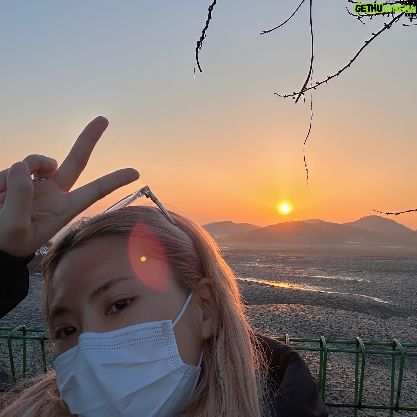Gabee Instagram - 여러분 새해복 많이 받으세요! 전 2023년에도 일출보러 왔어요☀️ 새해 일출을 보는게 어느 순간부터 저에겐 꼭 해야하는 연례행사가 되어버렸어요. 새해 일출 보면서 비는 소원은 진짜 이루워지는거 같거든요🤔 올해는 유난히 빨갛고 크게 타오르는 태양을 봐서 더 기분이 좋아요! 여러분의 2023년 새해소망은 어떤건가요🥳