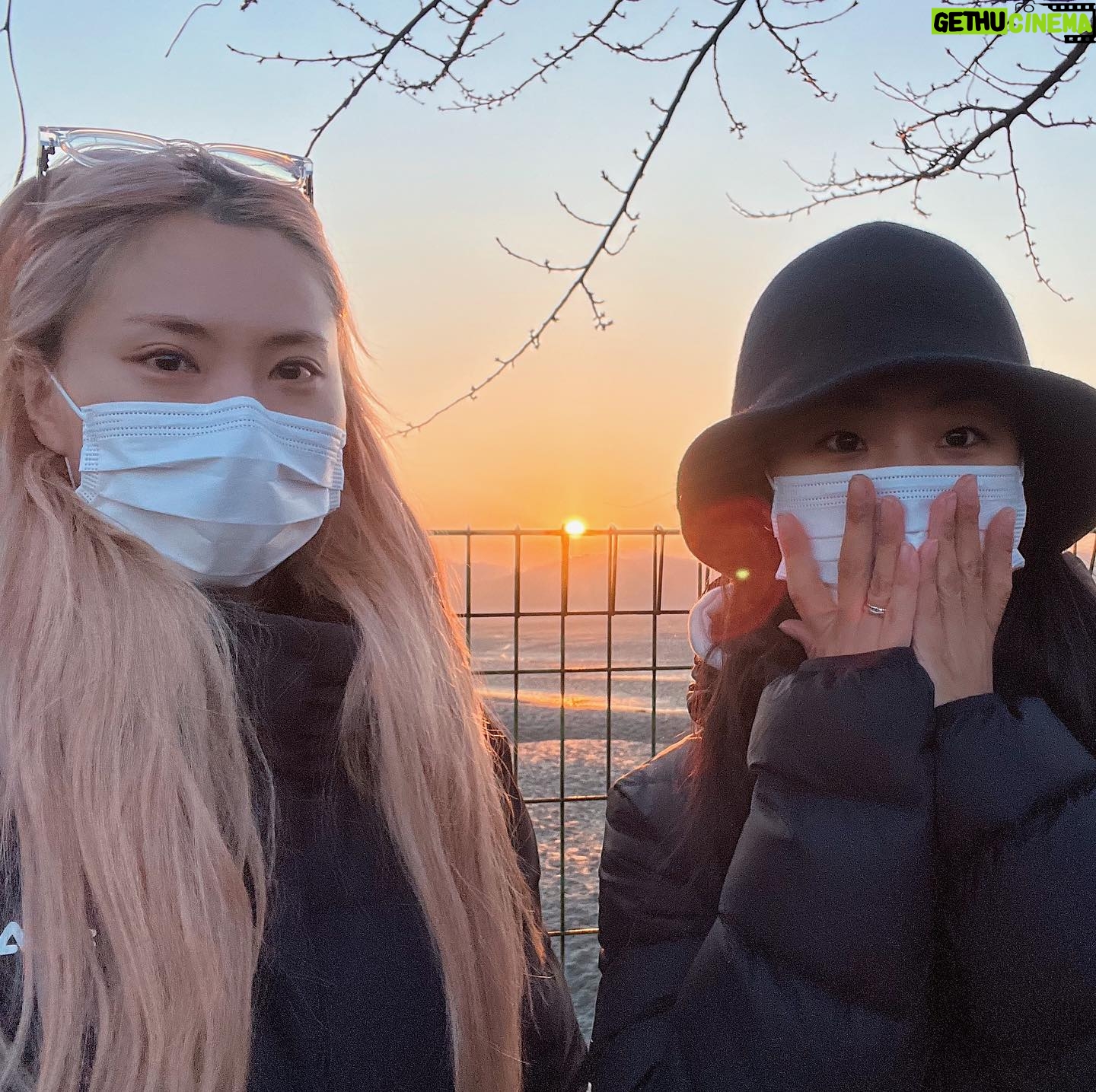 Gabee Instagram - 여러분 새해복 많이 받으세요! 전 2023년에도 일출보러 왔어요☀️ 새해 일출을 보는게 어느 순간부터 저에겐 꼭 해야하는 연례행사가 되어버렸어요. 새해 일출 보면서 비는 소원은 진짜 이루워지는거 같거든요🤔 올해는 유난히 빨갛고 크게 타오르는 태양을 봐서 더 기분이 좋아요! 여러분의 2023년 새해소망은 어떤건가요🥳
