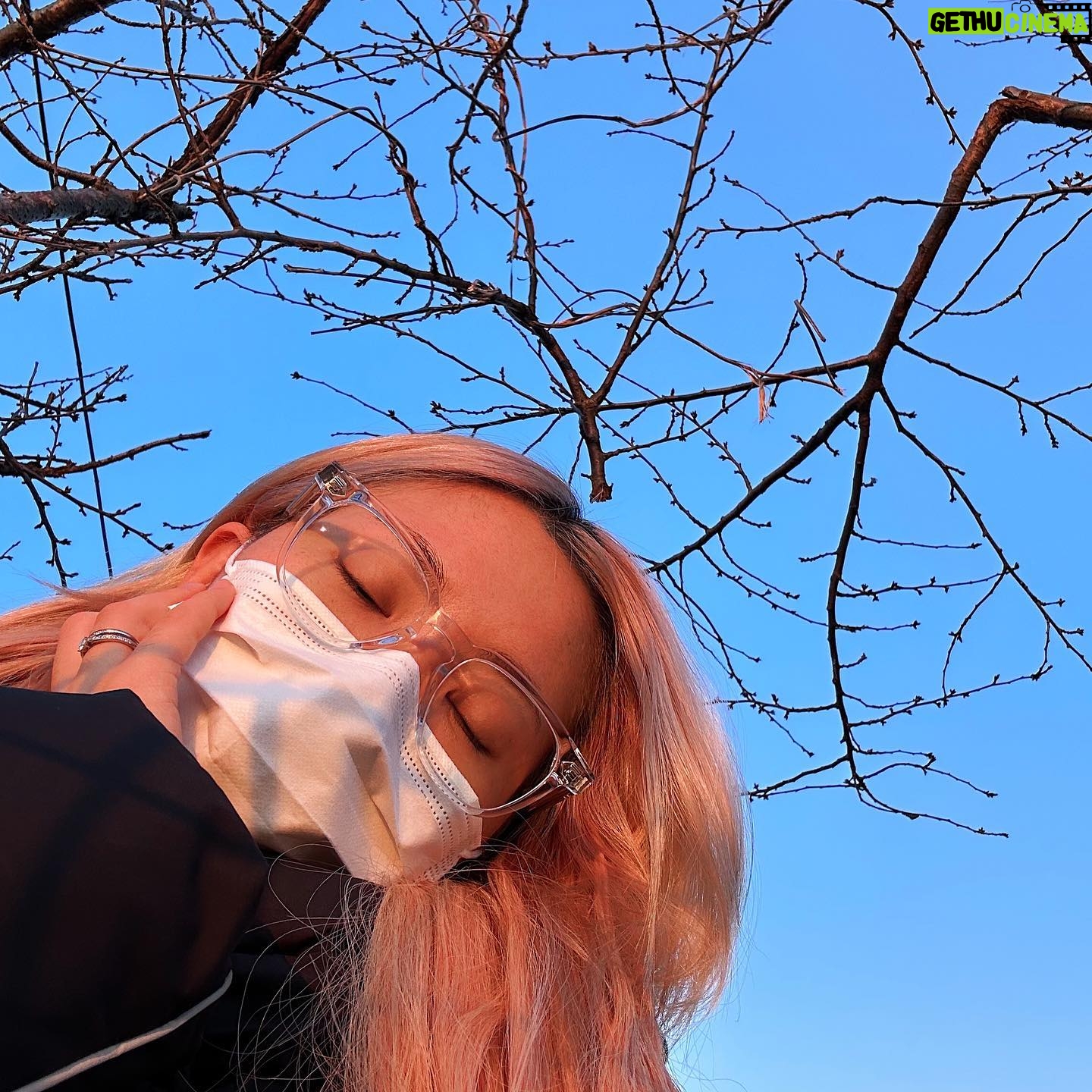 Gabee Instagram - 여러분 새해복 많이 받으세요! 전 2023년에도 일출보러 왔어요☀️ 새해 일출을 보는게 어느 순간부터 저에겐 꼭 해야하는 연례행사가 되어버렸어요. 새해 일출 보면서 비는 소원은 진짜 이루워지는거 같거든요🤔 올해는 유난히 빨갛고 크게 타오르는 태양을 봐서 더 기분이 좋아요! 여러분의 2023년 새해소망은 어떤건가요🥳