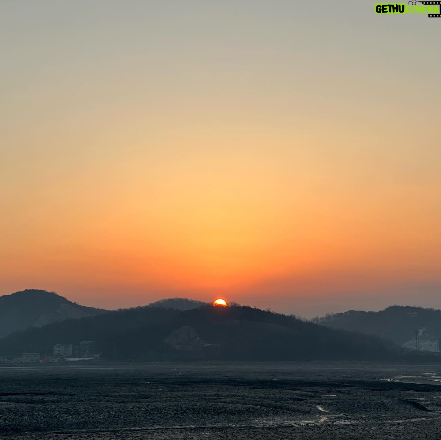 Gabee Instagram - 여러분 새해복 많이 받으세요! 전 2023년에도 일출보러 왔어요☀️ 새해 일출을 보는게 어느 순간부터 저에겐 꼭 해야하는 연례행사가 되어버렸어요. 새해 일출 보면서 비는 소원은 진짜 이루워지는거 같거든요🤔 올해는 유난히 빨갛고 크게 타오르는 태양을 봐서 더 기분이 좋아요! 여러분의 2023년 새해소망은 어떤건가요🥳