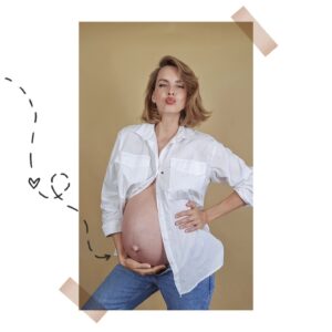 Gabriela Lašková Instagram - • Krásný den dětí ! S těmi, co se mi vejdou do náruče, fotku nemám (*dneska se zastavili až v posteli, ale věřím, že si to užili!), ale mám tuhle s tím nejmenším, který se mi ještě vejde pod srdce. A ať jim bude pět nebo čtyřicet, vždycky jim budu přát krásný den dětí ✌🏻🤍

* Poslední týden byl/je vyčerpávající, migreny mě teď ničí obden, zřejmě jdeme do finále se vší parádou. Ale věřím, že se to ještě zlomí, že se to jen sešlo, a ty poslední týdny 2v1 si ještě užiju.