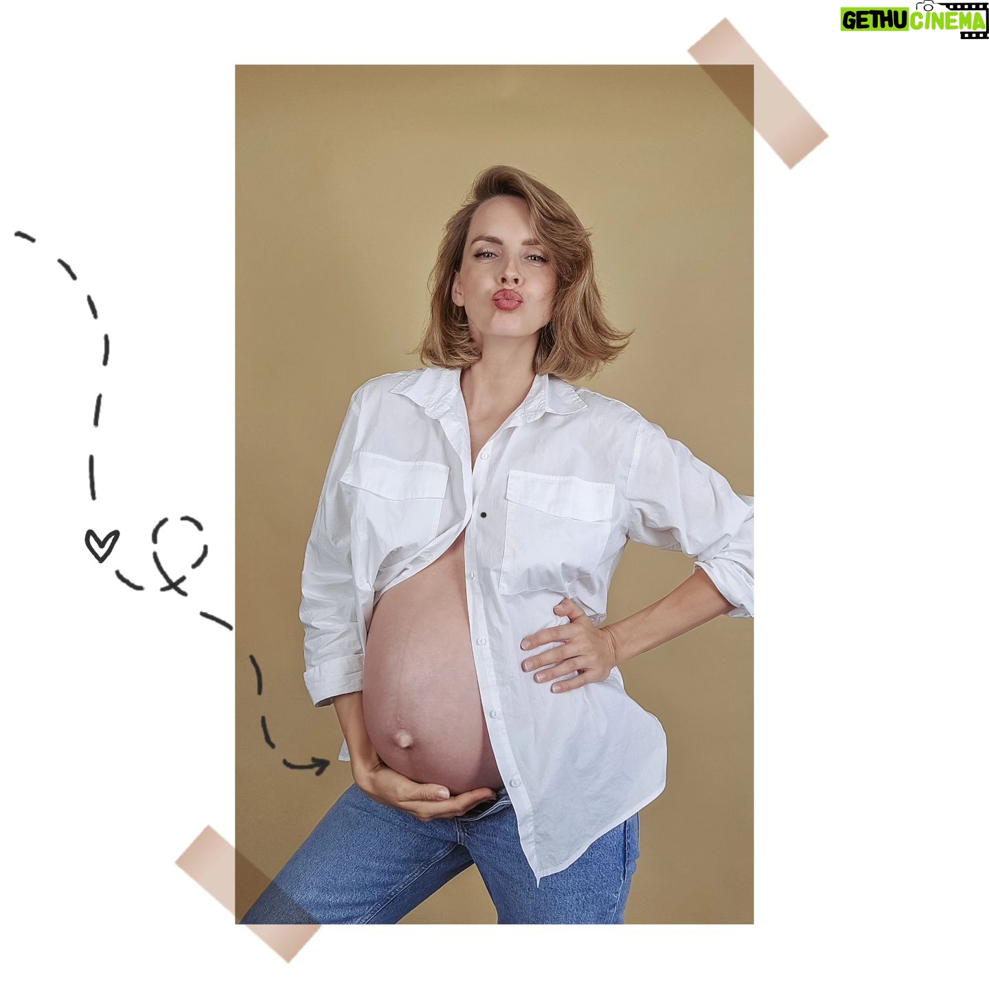 Gabriela Lašková - 3 Likes - • Krásný den dětí ! S těmi, co se mi vejdou do náruče, fotku nemám (*dneska se zastavili až v posteli, ale věřím, že si to užili!), ale mám tuhle s tím nejmenším, který se mi ještě vejde pod srdce. A ať jim bude pět nebo čtyřicet, vždycky jim budu přát krásný den dětí ✌🏻🤍
* Poslední týden byl/je vyčerpávající, migreny mě teď ničí obden, zřejmě jdeme do finále se vší parádou. Ale věřím, že se to ještě zlomí, že se to jen sešlo, a ty poslední týdny 2v1 si ještě užiju.