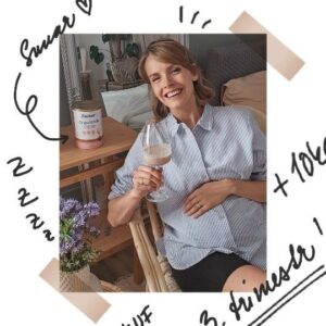 Gabriela Lašková Instagram - • Finále bývá nejnáročnější, ale já si ho po prvních dvou trimestrech dost užívám. Zásadní je pohodlí, vždy a všude. Nevyhnutelné jsou slzy dojetí s každou malou ponožkou a touha uspokojit věčný hlad a chutě ✌🏻

* Mléčný nápoj Gravimilk od @sunar_cz plní moje chuťové touhy během těhotenství skvěle. Pila jsem ho i s klukama a tomu třetímu zřejmě chutná taky. Je z plnotučného mléka, bez palmového oleje a přidaného cukru (já si ho ovšem občas ráda osladím sirupem), s příchutí vanilka nebo čokoláda. Je zdrojem vitamínů, kyseliny listové, omega-3 mastné kyseliny, hořčíku a železa ✔️

#sunarcz #sunargravimilk #mlecnynapoj #tehotenstvi #tretitrimestr #thirdtrimestr #pregnancy #pregnant #babynumberthree #spoluprace