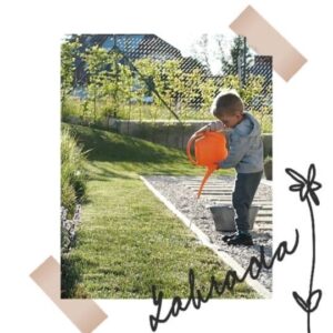 Gabriela Lašková Instagram - • 🌱 Zahrada je radost, čistá radost. A taky nekonečná práce. Naučí vás zpomalit, protože ať chcete sebevíc, neurychlíte vůbec nic. Naučí vás trpělivosti, protože na některé boje jste krátcí a prostě občas prohrajete, některé naopak vyhrajete a ta odměna a radost je nepopsatelná. Nejvíc miluju ten klid, vůně a únavu po práci. A kluky, kteří chodí po zahradě a zobou, na co mají chuť.

#zahrada #radost #starost #práce #zahradniceni