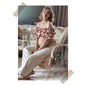 Gabriela Lašková Instagram - • Pořád jsem se těšila, až budu mít bříško, až bude miminko pořádně kopat a najednou se blíží termín porodu a mě je líto, že to pomalu končí. Dneska jsem dodělala pokojíček, dobalila tašku do porodnice (*vše ukážu!) a napsala seznam scénářů, jak s klukama, až to přijde. To je jako vždy můj největší stres. Ještě je čas, doufám, že nebude nikam spěchat a třeba si to ještě prodlouží, stejně jako jeho bráchové, ale zároveň nemůžu popřít, že se toho našeho třetího chlapečka už nemůžu dočkat.

🤍

#uzsetoblizi #poslednitydny #tehotenstvi #babybump #tehotenskebrisko #pregnancy #pregnant