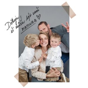 Gabriela Lašková Instagram - • Tihle moji kluci jsou moje největší štěstí a já jsem tak strašně vděčná, že je mám. Vždycky jsem chtěla být MÁMA a s trochou štěstí budu už brzy trojnásobná 🤞🏻 Děkuju, děkuju a děkuju.

Doufám, že jste měli krásný den maminek a poděkovali těm svým za všechno, co pro nás udělaly 🤍 Myslím i na všechny, pro které to dnes není lehký den 🙏🏻

* My vyrazili na krásný výlet, který jsem zakončila migrénou, zase, takže dnes už jen čaj a tmu. Dobrou!

#denmaminek #vděčná #mamakluku #mojikluci