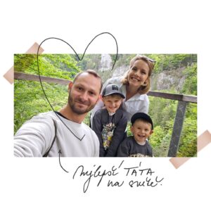 Gabriela Lašková Instagram - • Kluci mají obrovský štěstí, že ho mají. A já hned věděla, že bude skvělý táta. Vždycky měl rád děti a uměl to s nimi, byl to jeden z důvodů, proč jsem se do něj zamilovala. A co teprve, když poprvé držel v náručí své kluky. Opravdu si s nimi hraje, stará se, mazlí, je tu pro ně. V noci je sice neslyší, ale zase je hází vysoko do vzduchu, divočí před spaním a čte pohádky. Nechci se chválit, ale dobře jsem jim ho vybrala 🤍 A miluju, jak ho milují. 

#denotcu #mysemamezehomame
