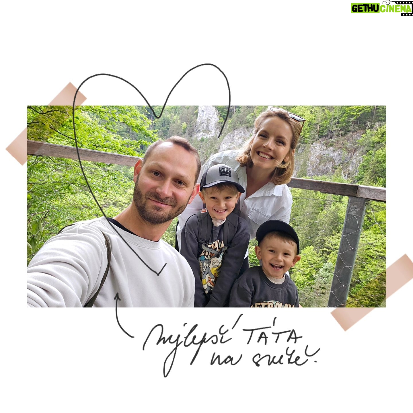 Gabriela Lašková - 3 Likes - • Kluci mají obrovský štěstí, že ho mají. A já hned věděla, že bude skvělý táta. Vždycky měl rád děti a uměl to s nimi, byl to jeden z důvodů, proč jsem se do něj zamilovala. A co teprve, když poprvé držel v náručí své kluky. Opravdu si s nimi hraje, stará se, mazlí, je tu pro ně. V noci je sice neslyší, ale zase je hází vysoko do vzduchu, divočí před spaním a čte pohádky. Nechci se chválit, ale dobře jsem jim ho vybrala 🤍 A miluju, jak ho milují.
#denotcu #mysemamezehomame