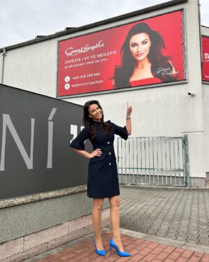 Gabriela Partyšová Instagram - Profese moderátorky,která je velmi barevná,mě předurčuje k tomu,dbát o svůj zevnějšek .Neustále se musím starat o tento můj
pracovní nástroj.Pečuji o svůj obličej,zuby,tělo a vlasy.A posledně jmenované...VLASY...jsou celoživotně moji SLABINOU. A proto jsem si našla SABINU,která tuto moji SLABINU zahustila a prodloužila metodou Greatlengths .Kvalita vlásků Greatlengths je vlastně  nesrovnatelná ze všemi ostatními metodami.Věřte mi,všechny jsem už za 26 let působení v TV vyzkoušela.Děkuji celému týmu i majitelce Janě z Kadeřnictví  Perfekt...za dokonalou péči o moje vlásky.Moc ráda za nimi do Hradce jezdím. @sabi_matejovska @greatlengthscz @kadernickysalonperfekt