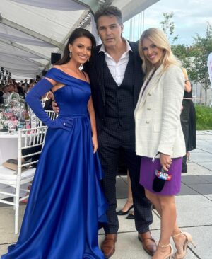 Gabriela Partyšová Instagram - Děkuji za možnost moderovat s @miroslav.simunek krásnou akci @fashionnightbrno 💙 Tentokrát jsem oblékla šaty od @miroslav.michael.knot …cítila jsem se skvěle… @jj68jaromirjagr @simona.dockalova @korbicka_sperky
