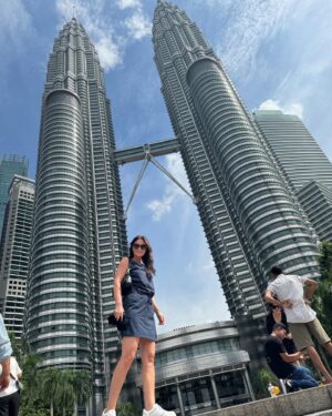 Gabriela Partyšová Instagram - Přelom roku jsem trávila v Malajsii,na místech,které jsem si přála už dlouho vidět.Ikonická budova Petronas Towers, také známé jako Petronas Twin Towers, je dvojice postmoderních mrakodrapů v Kuala Lumpuru, hlavním městě Malajsie. Jejich výška je 452 m. V letech 1996 až 2004 se jednalo o nejvyšší budovy na světě. V roce 2017 byly mezi nejvyššími mrakodrapy světa na 18. místě.
Viděli jsme i ještě pár týdnů veřejnosti nedostupnou druhou nejvyšší budovu světa Merdeka 118,měřící 679 m.
Děkuji každý den tam nahoru…že mohu cestovat se svými nejbližšími a poznávat svět… Děkuji @elitevoyagecz @amazing_kualalumpur @merdeka118 @petronastowers
