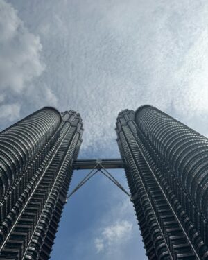 Gabriela Partyšová Instagram - Přelom roku jsem trávila v Malajsii,na místech,které jsem si přála už dlouho vidět.Ikonická budova Petronas Towers, také známé jako Petronas Twin Towers, je dvojice postmoderních mrakodrapů v Kuala Lumpuru, hlavním městě Malajsie. Jejich výška je 452 m. V letech 1996 až 2004 se jednalo o nejvyšší budovy na světě. V roce 2017 byly mezi nejvyššími mrakodrapy světa na 18. místě.
Viděli jsme i ještě pár týdnů veřejnosti nedostupnou druhou nejvyšší budovu světa Merdeka 118,měřící 679 m.
Děkuji každý den tam nahoru…že mohu cestovat se svými nejbližšími a poznávat svět… Děkuji @elitevoyagecz @amazing_kualalumpur @merdeka118 @petronastowers