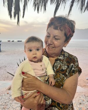 Gabriela Barros Instagram - Feliz dia da Mãe a mim, à minha, à mãe da minha mãe e a todas mães incríveis que todos os dias cuidam, educam, dão colo, vêem-se à rasca, celebram os seus pequeninos, brincam com eles, arranjam tempo onde não existe para estar com eles. Eu vou tentando ser para a Laura tudo o que a minha mãe e avó foram para mim. Vou tentando…
Sei que eu e o meu irmão tivemos muita sorte.
Amo-te muito mãe ❤️ Je t’aime à mourir!