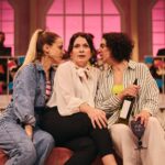 Gabriela Barros Instagram – MÃE,
Estreio hoje um musical chamado MÃES, em que MÃES falam com outras MÃES sobre esta grande loucura que é ser-se MÃE! Vens, não vens MÃE? 
E já agora estendo o meu convite a TODA A GENTE porque é mesmo um espectáculo para todos!

Encenado pelo talentosisisisisissimo @ricardo_neves_neves de quem já era muito fã e mais fã fiquei desde que sei que aquele cabelo cor prata é mesmo dele! 
Com as minhas maravilhosas, fabulásticas Co Stareéeezzzz⭐️ @cloeana @raquel.tillo e @xuxa_jackson e acompanhadas ao vivo, dos melhores músicos @guimaraesartur @tom_neiva  e @andrerebelogalvao. 
Texto adaptado pelo oh so wonderful @henrique.dias.etc e produzido pela nossa incrível @fproducao ❤️

Obrigada querida @dianavazt por toda a paciência e mega profissionalismo! 

Musical “MÃES” de 5a a sábado às 21h. Domingos 17h. 
No @teatrovillaret . Cá vos esperamos!!!