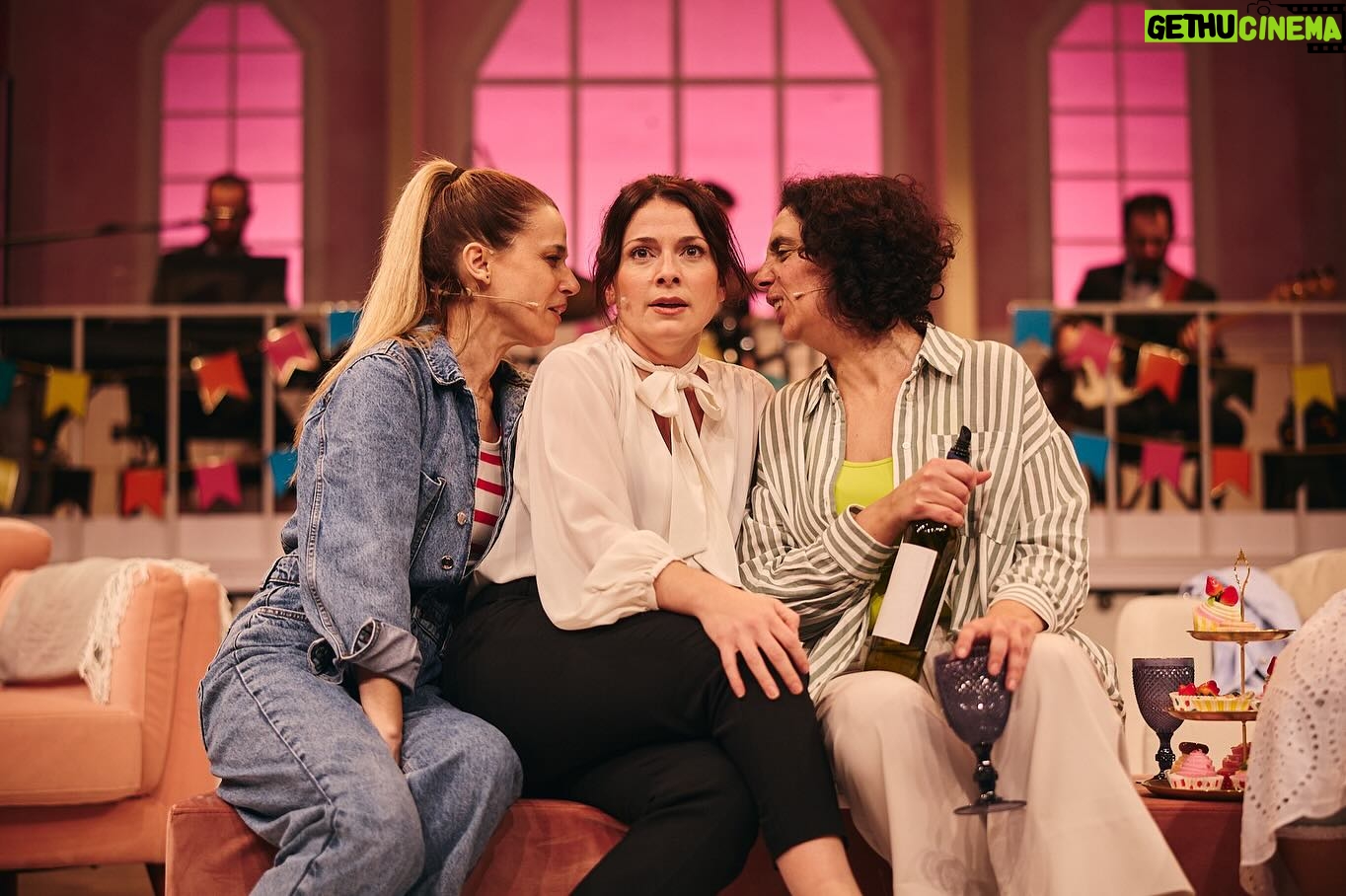 Gabriela Barros Instagram - MÃE, Estreio hoje um musical chamado MÃES, em que MÃES falam com outras MÃES sobre esta grande loucura que é ser-se MÃE! Vens, não vens MÃE? E já agora estendo o meu convite a TODA A GENTE porque é mesmo um espectáculo para todos! Encenado pelo talentosisisisisissimo @ricardo_neves_neves de quem já era muito fã e mais fã fiquei desde que sei que aquele cabelo cor prata é mesmo dele! Com as minhas maravilhosas, fabulásticas Co Stareéeezzzz⭐️ @cloeana @raquel.tillo e @xuxa_jackson e acompanhadas ao vivo, dos melhores músicos @guimaraesartur @tom_neiva e @andrerebelogalvao. Texto adaptado pelo oh so wonderful @henrique.dias.etc e produzido pela nossa incrível @fproducao ❤️ Obrigada querida @dianavazt por toda a paciência e mega profissionalismo! Musical “MÃES” de 5a a sábado às 21h. Domingos 17h. No @teatrovillaret . Cá vos esperamos!!!