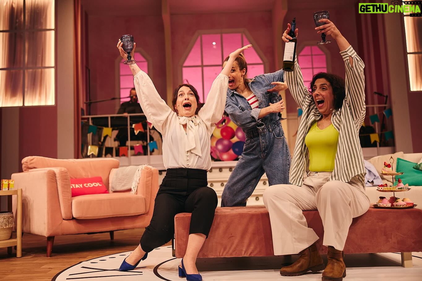 Gabriela Barros Instagram - MÃE, Estreio hoje um musical chamado MÃES, em que MÃES falam com outras MÃES sobre esta grande loucura que é ser-se MÃE! Vens, não vens MÃE? E já agora estendo o meu convite a TODA A GENTE porque é mesmo um espectáculo para todos! Encenado pelo talentosisisisisissimo @ricardo_neves_neves de quem já era muito fã e mais fã fiquei desde que sei que aquele cabelo cor prata é mesmo dele! Com as minhas maravilhosas, fabulásticas Co Stareéeezzzz⭐️ @cloeana @raquel.tillo e @xuxa_jackson e acompanhadas ao vivo, dos melhores músicos @guimaraesartur @tom_neiva e @andrerebelogalvao. Texto adaptado pelo oh so wonderful @henrique.dias.etc e produzido pela nossa incrível @fproducao ❤️ Obrigada querida @dianavazt por toda a paciência e mega profissionalismo! Musical “MÃES” de 5a a sábado às 21h. Domingos 17h. No @teatrovillaret . Cá vos esperamos!!!